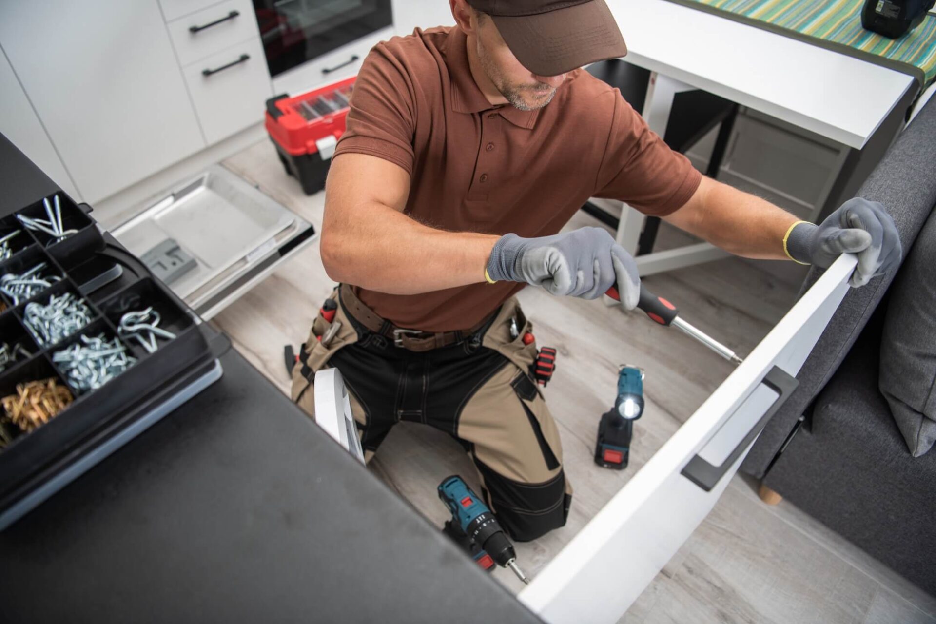 Handtagsmontering i köksrenovering Söderköping